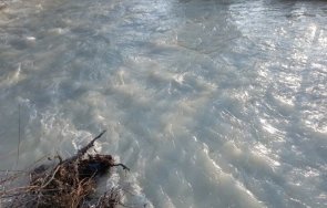 Отместено корито на река Струма застрашава село Тополница в Петричко