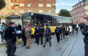автобус вряза спирка истанбул трима души ранени