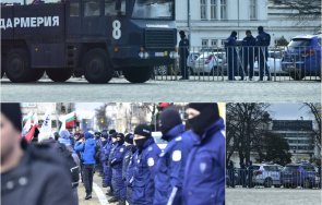 извънредно пик върнахме времето орешарски метални ограждения пазят парламента протестиращите хиляди българи скандират оставка опасна близост полицаите