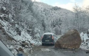 опасност скала падна пътя софия самоков затапи едното платно снимка