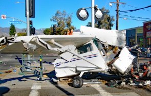 Полицаи от Лос Анджелис са извадили пилота от аварийно приземил