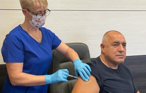 Лидерът на ГЕРБ Бойко Борисов си сложи бустерна доза ваксина