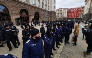 горещо пик протестът стигна президентството няколко кордона полицаи пазят радев снимки