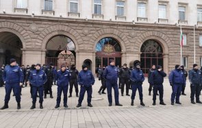 горещо пик протестът стигна президентството няколко кордона полицаи пазят радев снимки