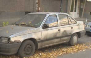 Слагат за старите изоставени коли пред блока Столичната община започна