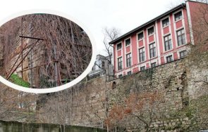 Крепостната стена на античния Пловдив която минава през двора на