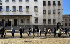 Огромна опашка се образува пред сградата на Българската народна банка