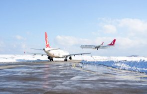 След два дни на сериозни проблеми заради силния снеговалеж летището