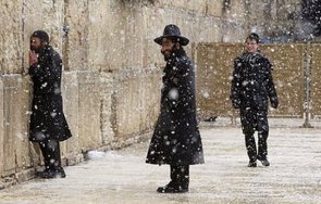 Сняг заваля в Ерусалим и бързо покри града Полицията затвори
