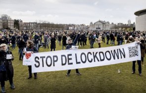 нидерландия разхлабва част мерките яростни протести