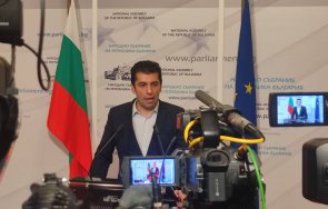 Министър председателят на България Кирил Петков коментира пред журналисти в парламента