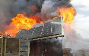Пожар лумна на метри от фотоволтаиците на Мехмед Дикме Огънят