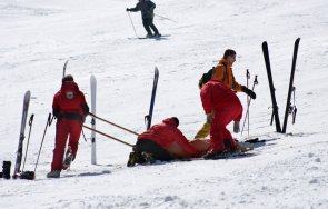 Лавина предизвикана от скиор го е повлякла и той е бил частично