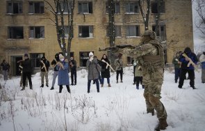 украинци тръгнаха курсове оцеляване боравене оръжие