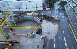 Автомагистрала се срути върху строящ се на метрото в Бразилия