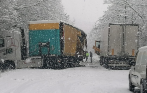 Катастрофа между два камиона затвори пътя София Варна съобщи bTV Произшествието