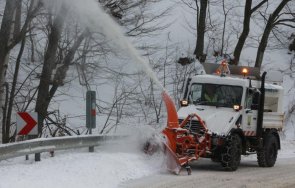 885 снегопочистващи машини обработват пътните настилки в районите със снеговалеж