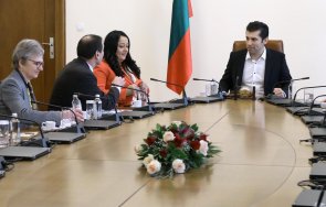 Министър председателят Кирил Петков и вицепремиерът Асен Василев обсъдиха с представители