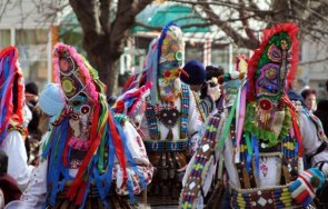 годишен старец повежда кукерите родопската яка
