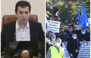 гранзиозен протест правителството хиляди съберат триъгълника властта призив върнем демокрацията