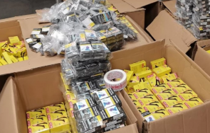 митничари откриха нелегални цигари опаковани дамски чорапи видео снимки