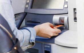 три банки удържат парса теглене банкомат