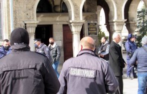 полицаи излязоха мълчалив протест шумен