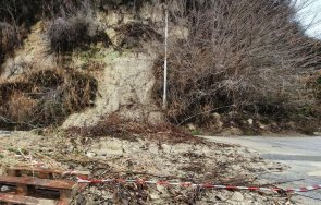 общината бургас укрепва свлачище морската градина