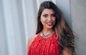 счетоводителка представя мис топ модел