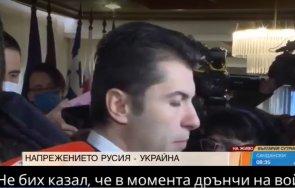 мрежата гърми премиерът кирил петков месец дрънчи война видео