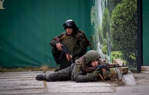 потресаващо украински войници лягат магистрала киев защитят столицата окупантите путин снимки