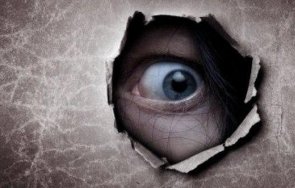 тийнейджър проби дупка стена училище краде