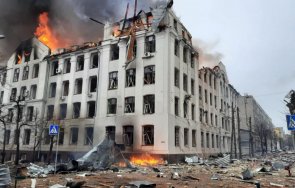 атаките спират центърът харков отново обстрел горят университетът полицията видео снимки