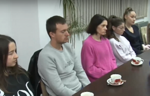 обзор помагат пристигналите бежанци украйна