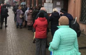 файненшъл таймс руснаците опразват банкоматите