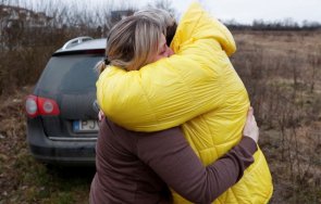 покъртително баща повери децата непозната жена изведе украйна майка снимки