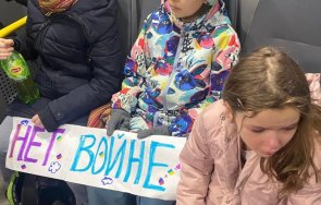 брутално деца арестувани москва носели плакати войната украинското посолство снимки видео