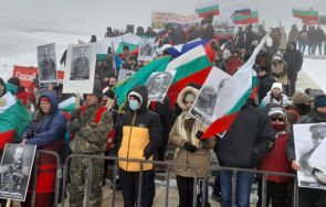 хиляди българи катерят шипка снега поклонят героите снимки