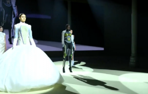 дизайнерът оливие рустейн призив мир новата колекция