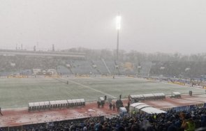 прекъснаха дербито съдията върна футболистите съблекалнята