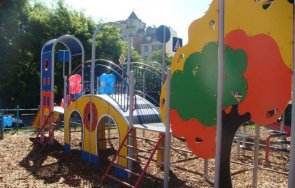 реновираха детски площадки съоръжения елена