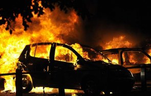 сандански гъмжи ченгета стои запалените коли полицаи
