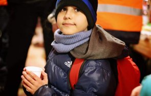 годишно момче украйна избяга самò войната телефонен номер ръката снимки