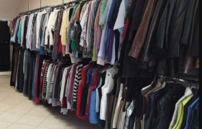 търговци разпродават дънки жилетки лева чистят рафтовете