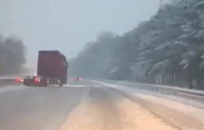 снежна буря блокира част магистрала тракия очакват валежи видео