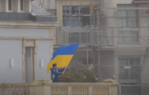 абордаж французин влезе вила дъщерята путин смени ключалките покани бежанци видео