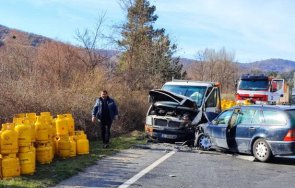 верижна катастрофа пострадала жена затвори път