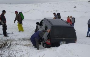 сливенски пожарникари помогнали чужденец попаднал снежна пряспа