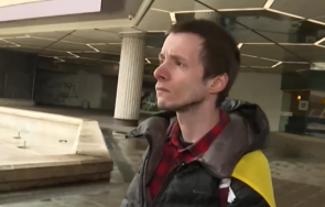 напуснеш русия против войната историята студента александър стоцки обикаля улиците софия украинско знаме