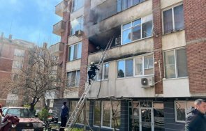 герои пожарникари спасиха две жени горящ апартамент велико търново снимка